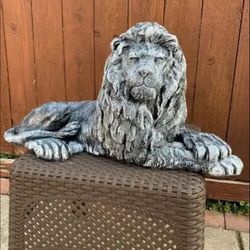 Stone Color, Lion Statue