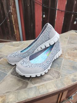 Women's Memory Foam Skechers Slip on 7.5