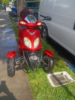 2012 DF50TKA 50CC REVERSE TRIKE SCOOTER 3 WHEEL MOPED 12INCH WHEEL GAS STARTS RIGHT UP FUN TO RIDE PINK SLIP IN HAND COME TEST DRIVE