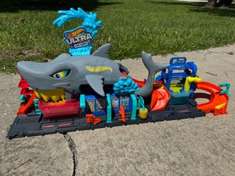 Hot Wheels Ultra Car Wash Shark Playset
