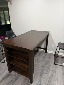 Dining table with 4 matching stools