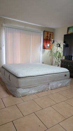 HIGH QUALITY KI G SIZE CHATTAN AND WELLS MATTRESS AND BOXSPRINGS FOR SALE! IN EXCELLENT CONDITION, FREE DELIVERY