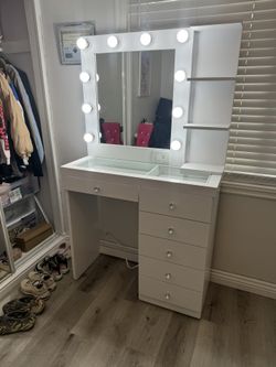 Hollywood Style Makeup Vainty 