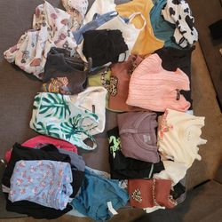 Lot Of 30 Pieces Of Ladies Xs-medium Size Clothing-fits About Size