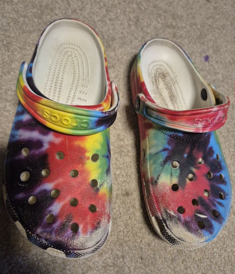 Size 7 Unisex Crocs
