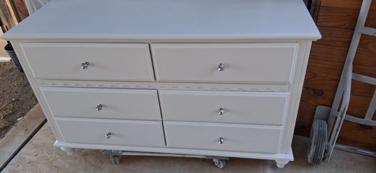 White Dresser With Cristal Knobs.