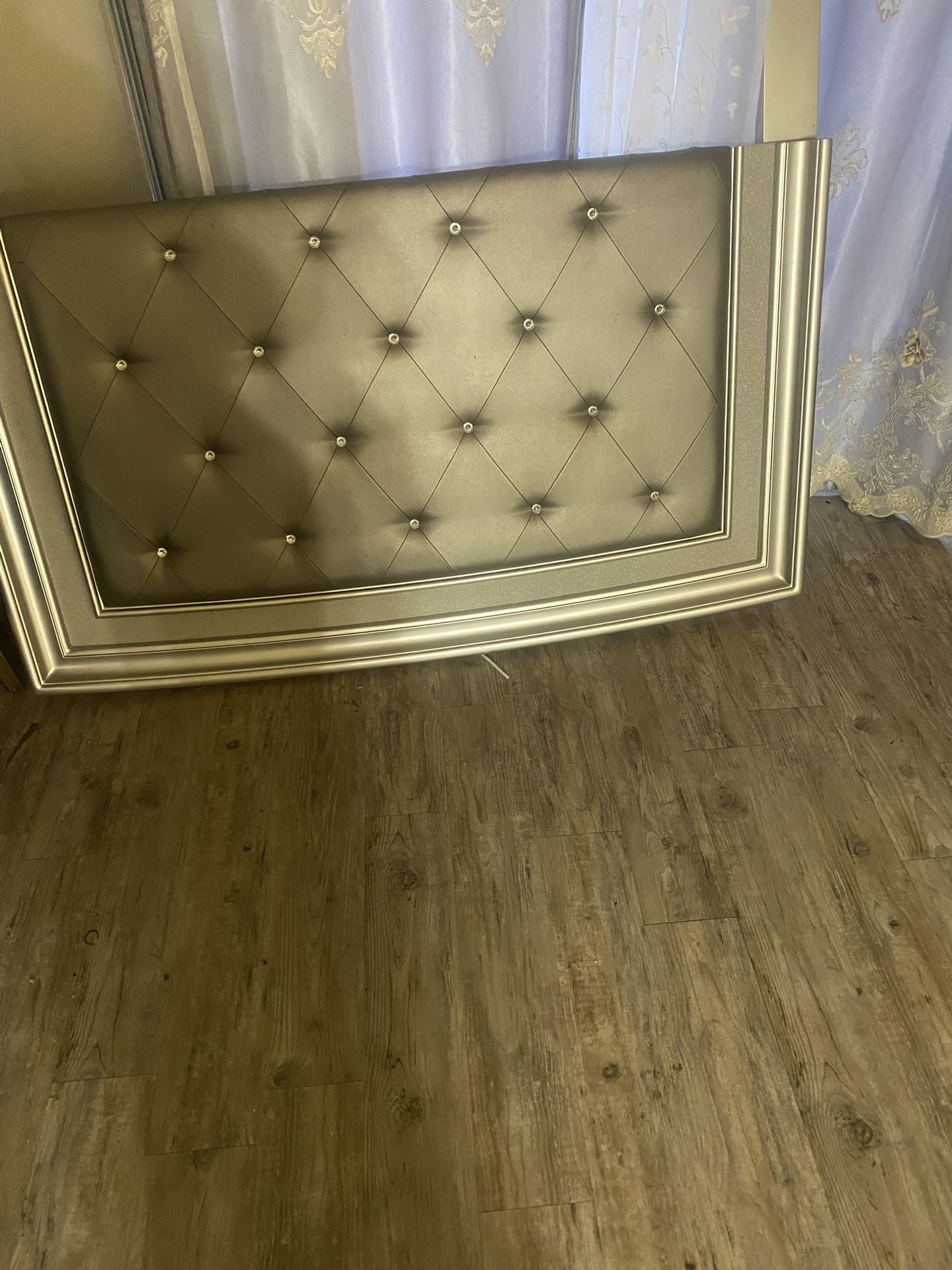 Vendo Cama Queen $140 No Tiene El Colchón