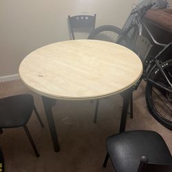 Round Table With 4 Metal Chairs