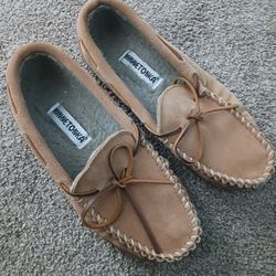 MINNETONKA SHOES FOR MEN & SIZE 8 .....😁😊😍