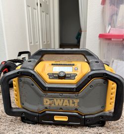 DEWALT 20V MAX Bluetooth Radio, 100 ft Range, Portable for Jobsites (DCR025)