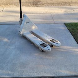 Crown PTH 50  Pallet Jack