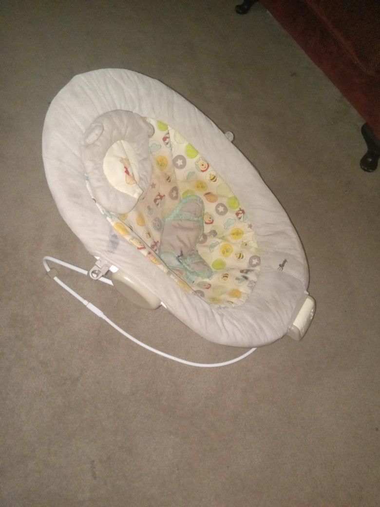 Disney Winnie The Pooh Vibrating Music Playing Baby Bouncer Seat