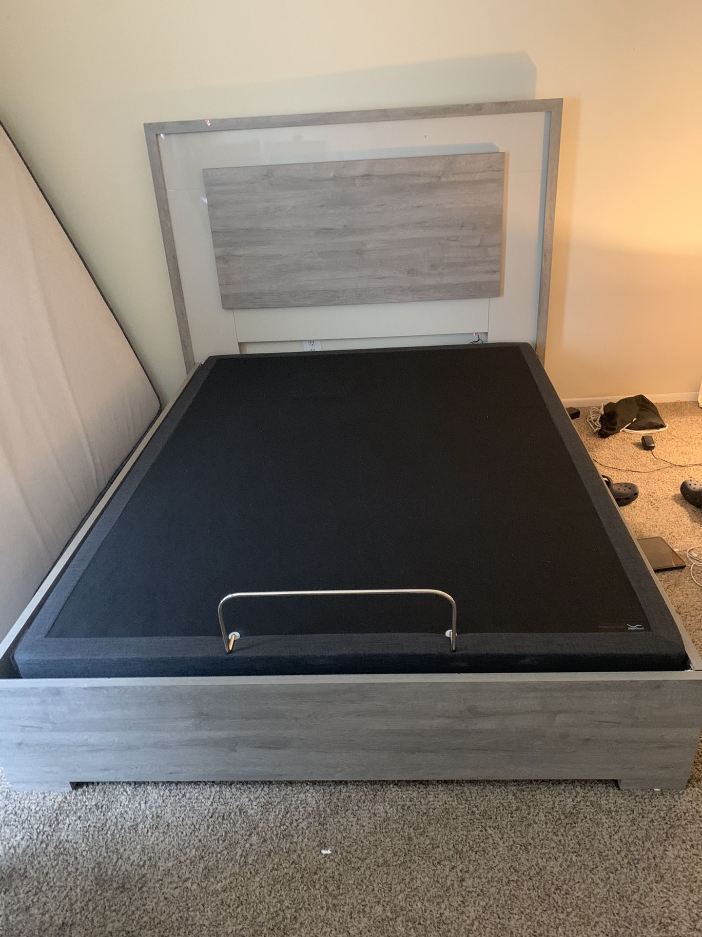 Park Slope Gray 3 Pc Queen Panel Bed With Serta Adjustable motion base and remote.