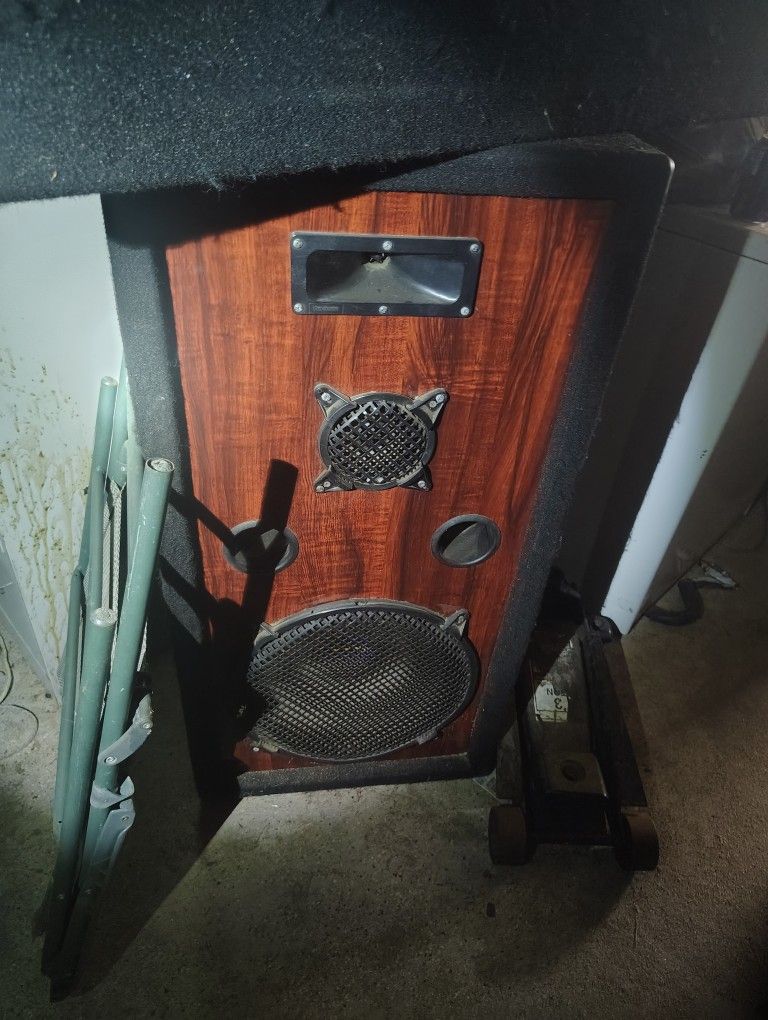 2 House Speakers Good Condition
