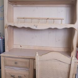 Broyhill Desk With Hutch