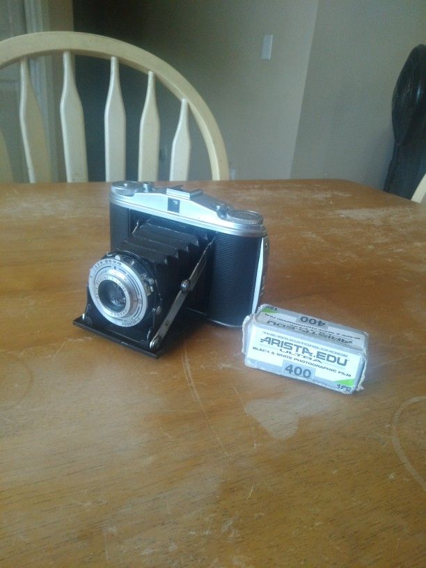 Medium Format Film Camera + 1 Roll Film Agfa 4.5