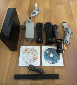 Nintendo Wii Video Game Console RVL-101 Black W/ Wii Play Game Cords (2) Controllers, (2) Games & Nunchuck Lot