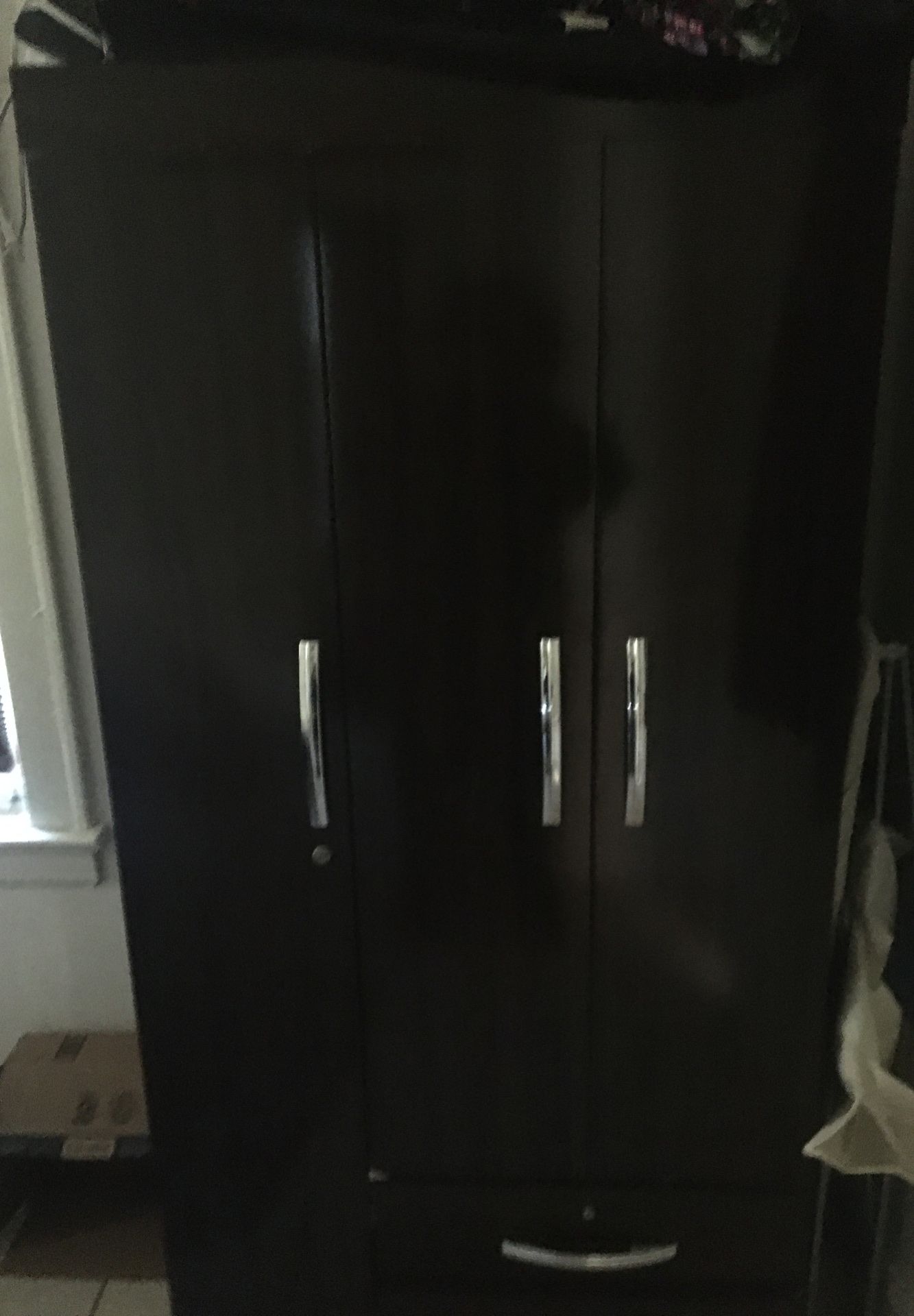 Medium closet with brown lacquer