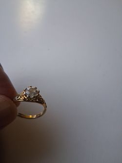 VINTAGE WOMENS DIAMOND LAB MADE GOLD PLATE RING ENGRAVE MEDIUM