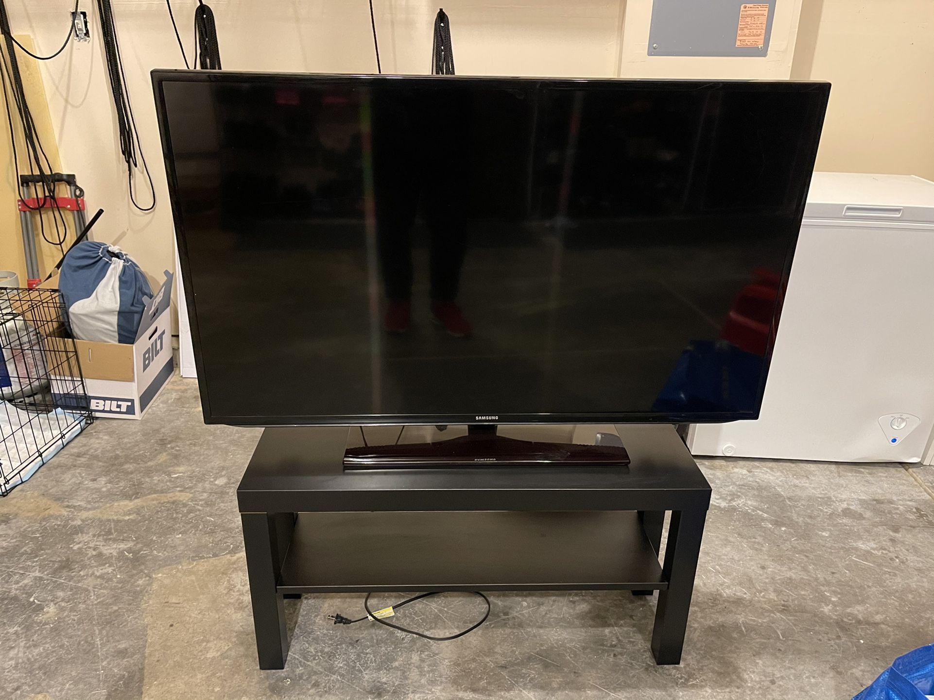 Samsung TV 50 inch Black With Table without Remote