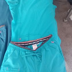 4 Sets Of Scrubs Size Large 12 Dlls A Set 