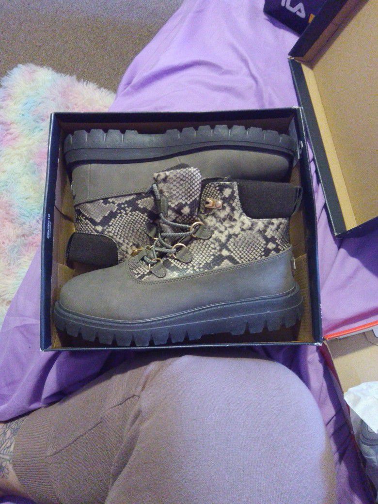 Brand New Still In Box Heydude Boots Size 8 Womans