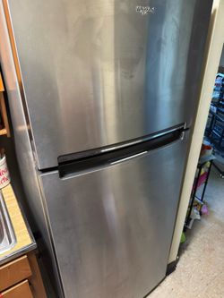 Like New Whirlpool Stainless Steel refrigerator!!!!
