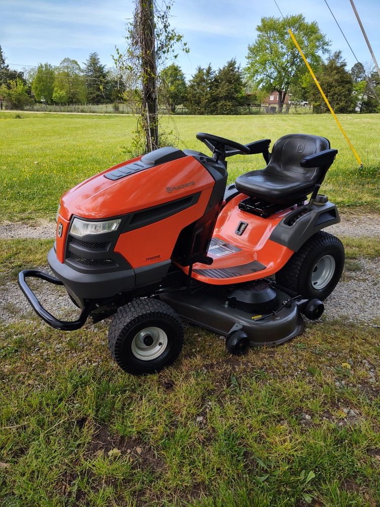 Husqvarna YTH23V48 riding mower! with only a 117.1 hour