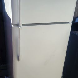 FRIGIDAIRE REFRIGERATOR WORKS GREAT CAN DELIVER 