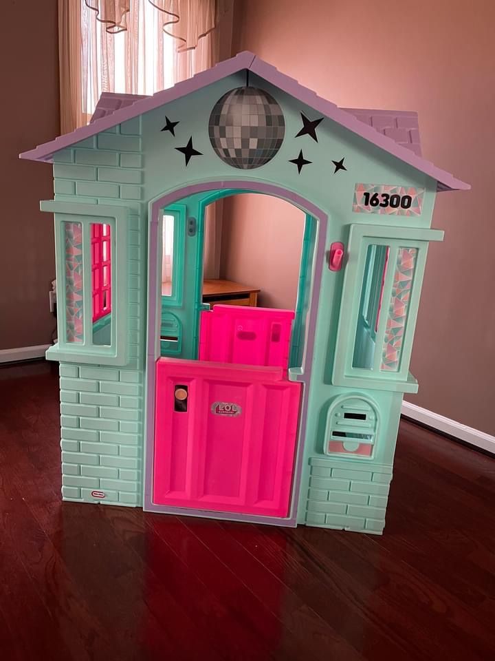 Little Tikes L.O.L. Surprise! Small Winter Disco Cottage Playhouse