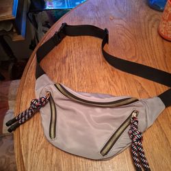 NICE FANNY PACK $5 PICK UP IN SUN VALLEY 
