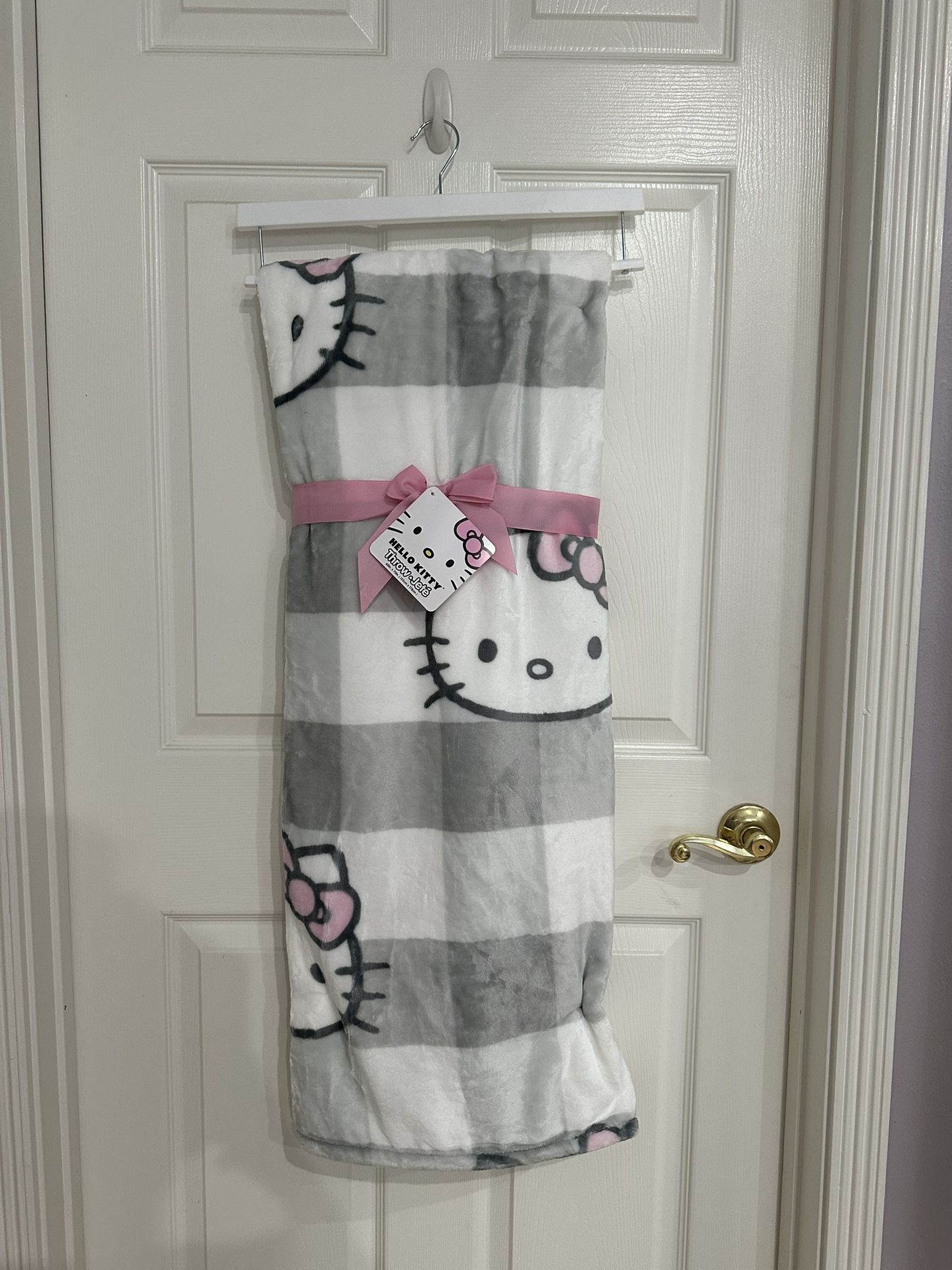 New Sanrio Hello Kitty Gingham Bow Blanket Throw