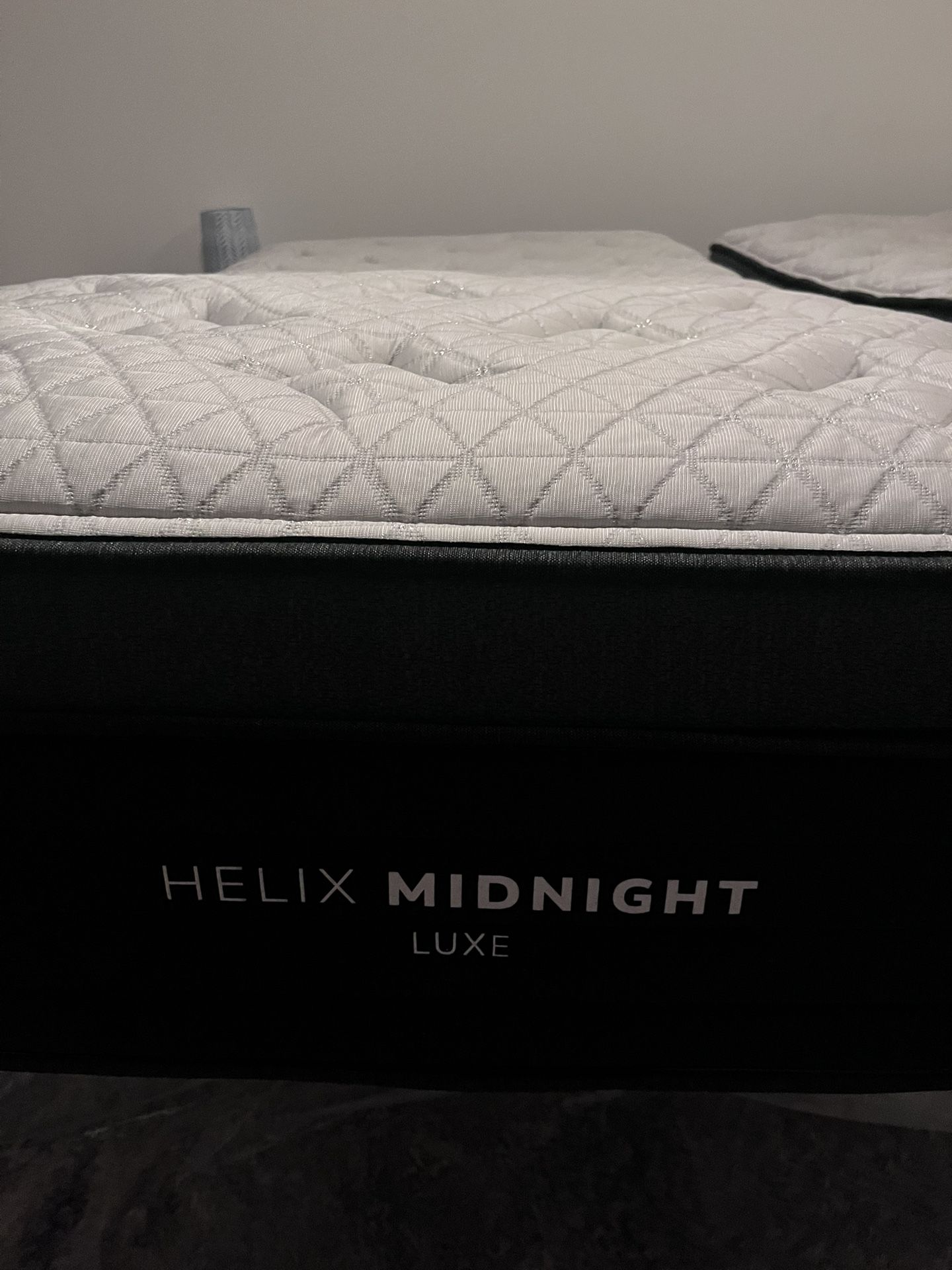 Helix, Luxe Midnight, Twin XL, Cover: GlacioTex Cooling Cover, Pillow Top. New open box