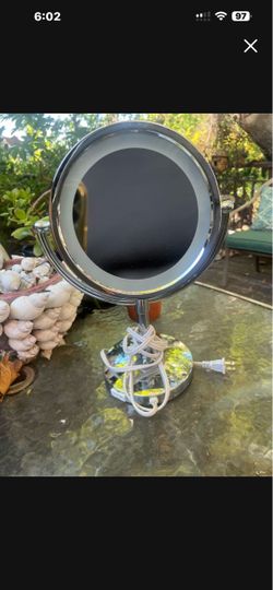 Reversible mirror/ magnifier with light