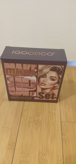 Brand new makeup kit eyeshadow.  Blushes.  Highlights. Lip color. Concealer.  Contour.. etc.