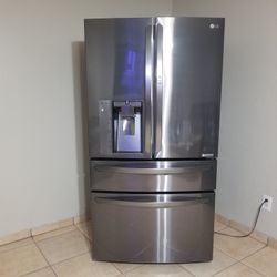 Beautiful LG refrigerator with plenty of space, 6-month warranty, we deliver and install it for free...