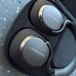 Bowers & Wilkins PX8 Black