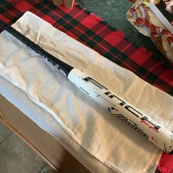Mizuno Finch fast-pitch softball bat like new no marks, MZ2200+Alloy, 32” 19 Oz 2 1/4” barrel Extra extended rubber knob on as well. Perfect Holiday G