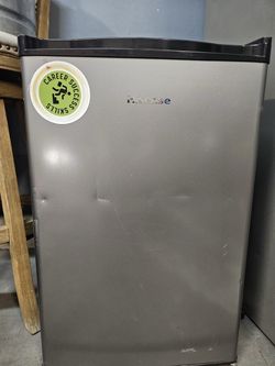 Hisense mini fridge $40