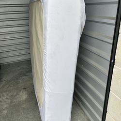 Zinus Queen Size Mattress – Clean, Good Condition. Priced to sell.