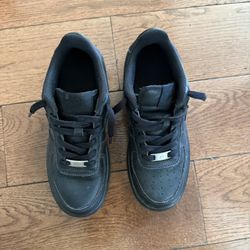 🔥 “LIKE-NEW” NIKE AIR FORCE 1 — ALL BLACK — $40 🔥