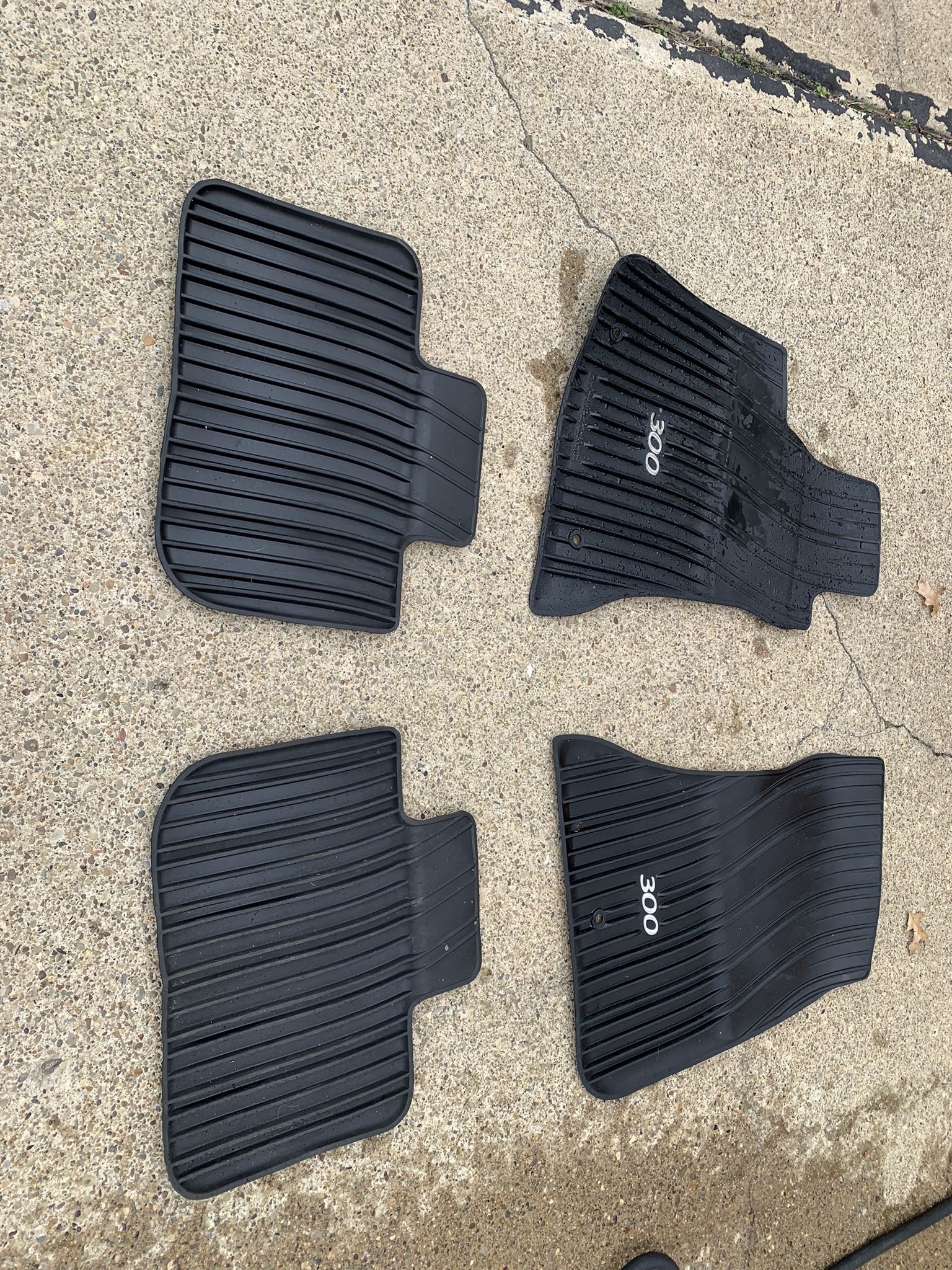 Chrysler 300 Floor Mats (Driver Side, Passenger Side, 2 Rear Floor)