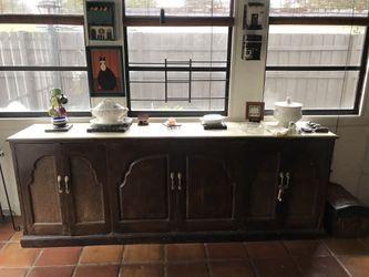 Dining room Serving table/Bar