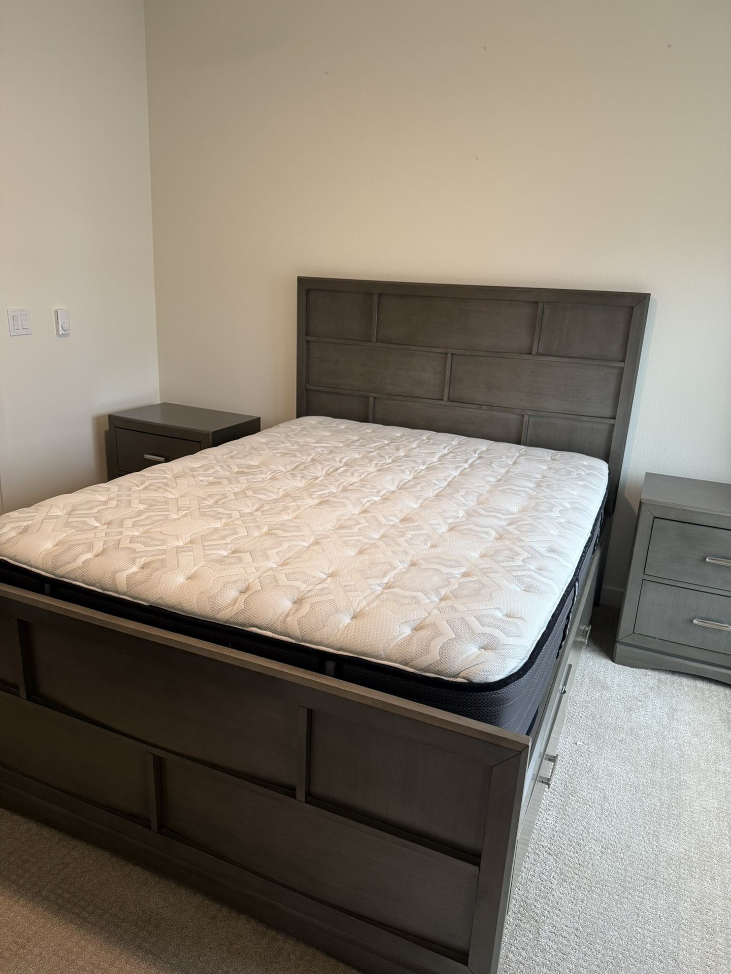 Queen Bedroom Set In Mint Condition