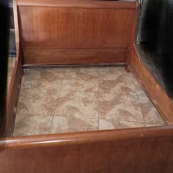 Queen size sleigh bed