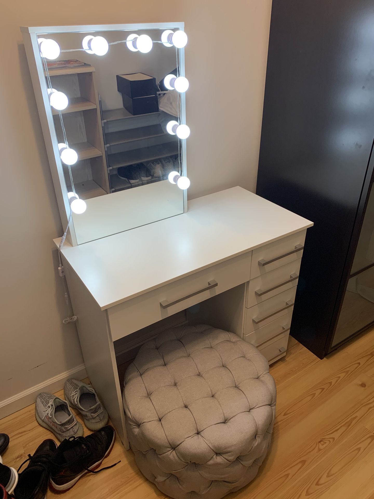 White Dressing Vanity with Mirror