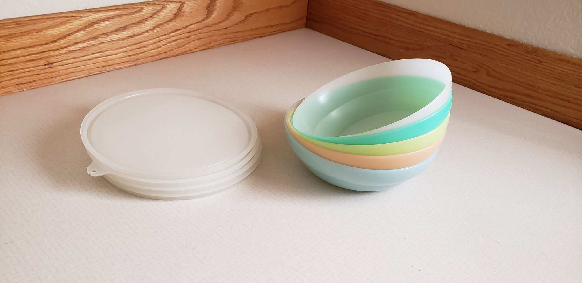 5 vintage tupperware bowls with lids.