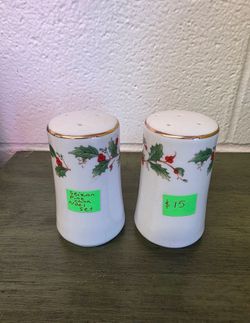 Christmas salt n pepper shakers in excellent condition, $15 for this beautiful vintage set
