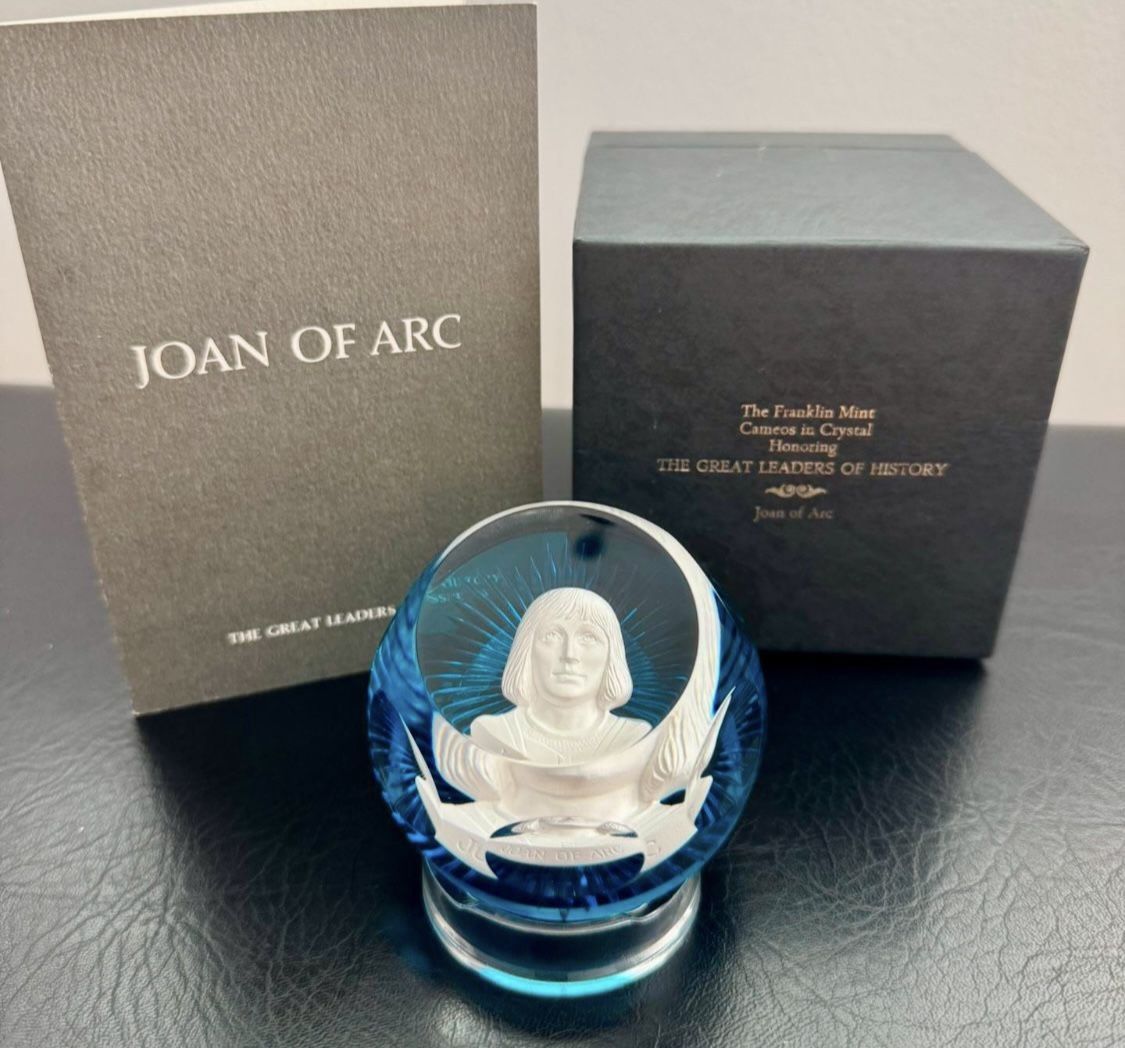 Baccarat Crystal Franklin Mint Paperweight the great Leader of history queen Elizabeth I In great condition Comes in box with certificate of authent