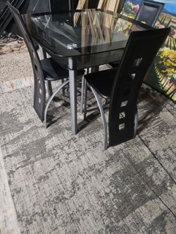Dinning table w 4 chairs